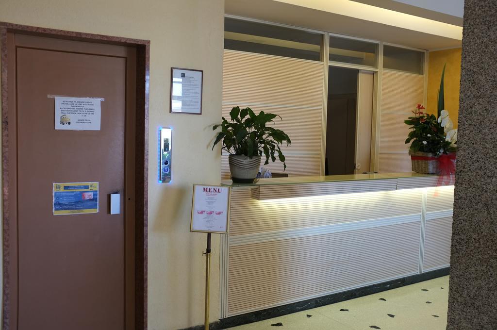 ואראצה Hotel Palace מראה חיצוני תמונה