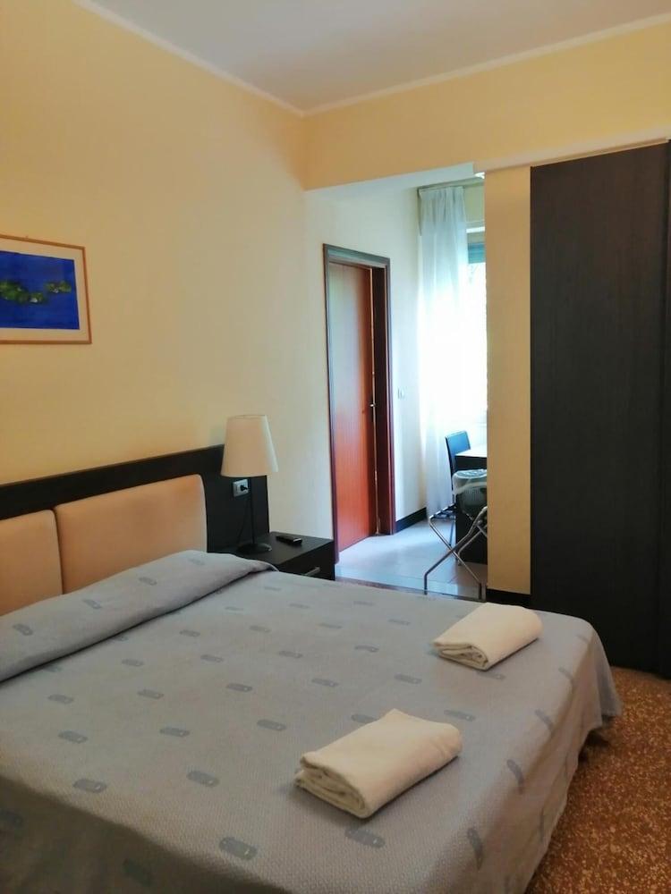 ואראצה Hotel Palace מראה חיצוני תמונה