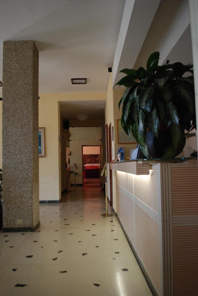 ואראצה Hotel Palace מראה חיצוני תמונה