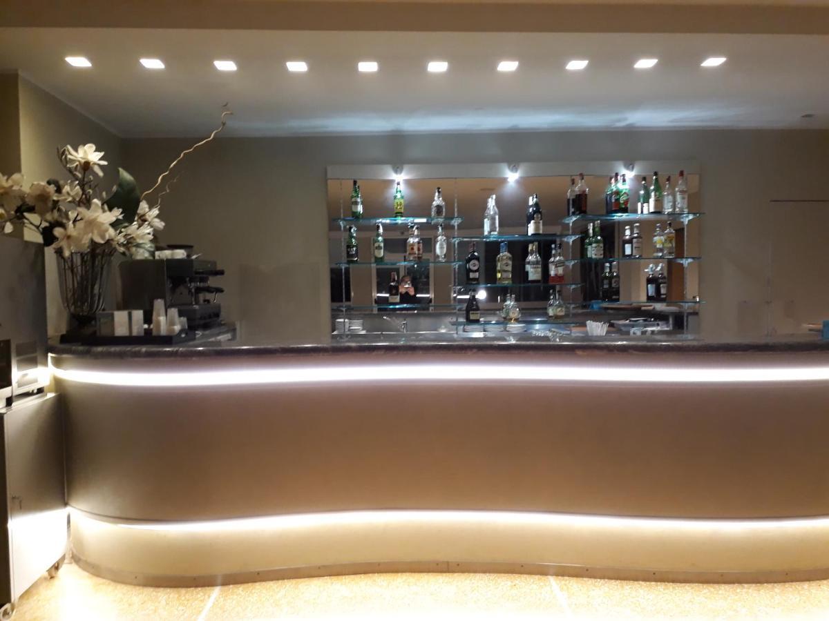 ואראצה Hotel Palace מראה חיצוני תמונה