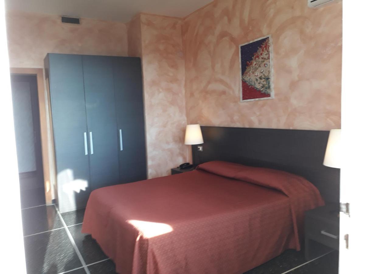 ואראצה Hotel Palace מראה חיצוני תמונה
