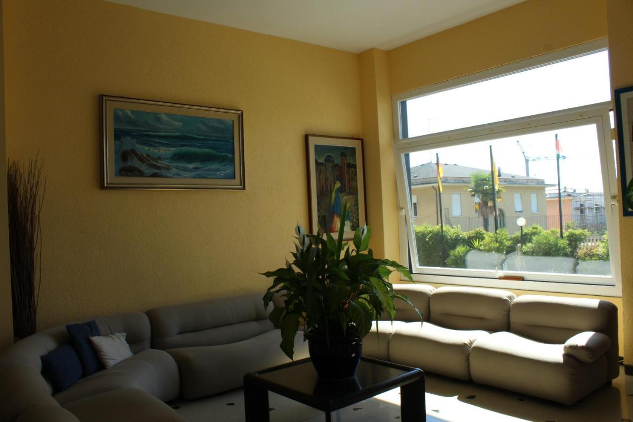 ואראצה Hotel Palace מראה חיצוני תמונה