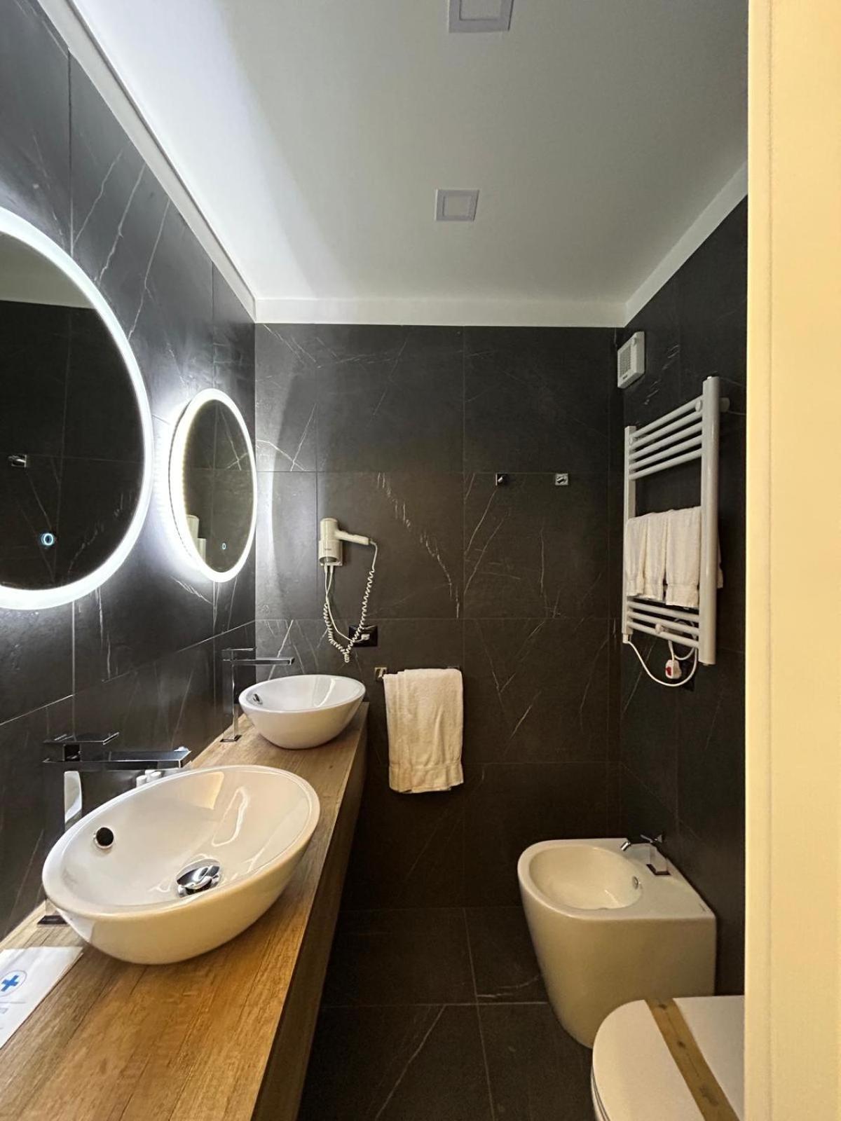 ואראצה Hotel Palace מראה חיצוני תמונה