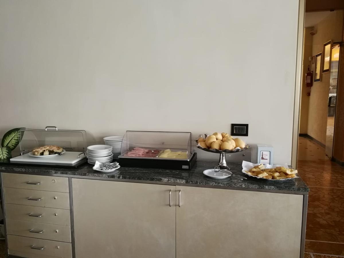 ואראצה Hotel Palace מראה חיצוני תמונה