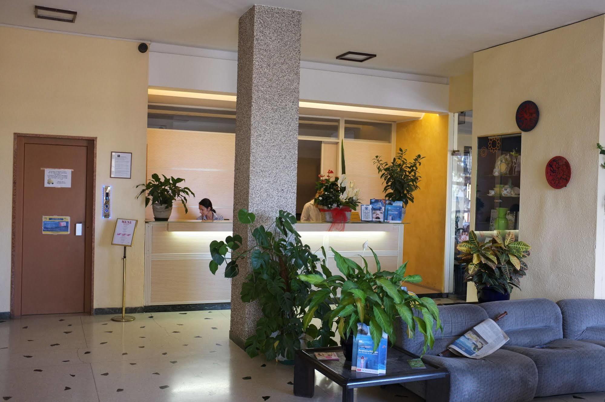 ואראצה Hotel Palace מראה חיצוני תמונה